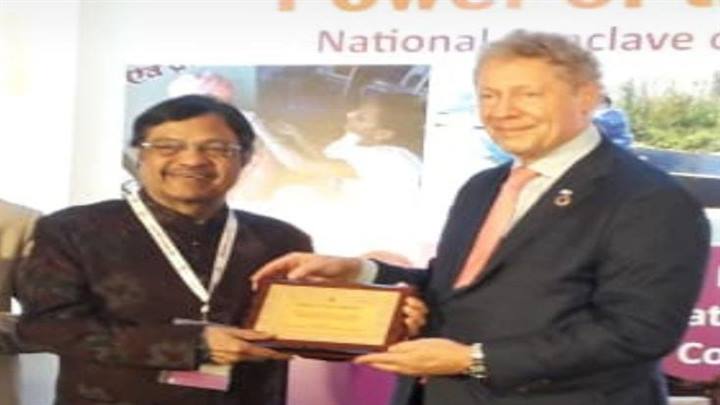 कोविड-19 टीकाकरण में उत्कृष्ट कार्य के लिए डॉ. शुक्ला सम्मानित